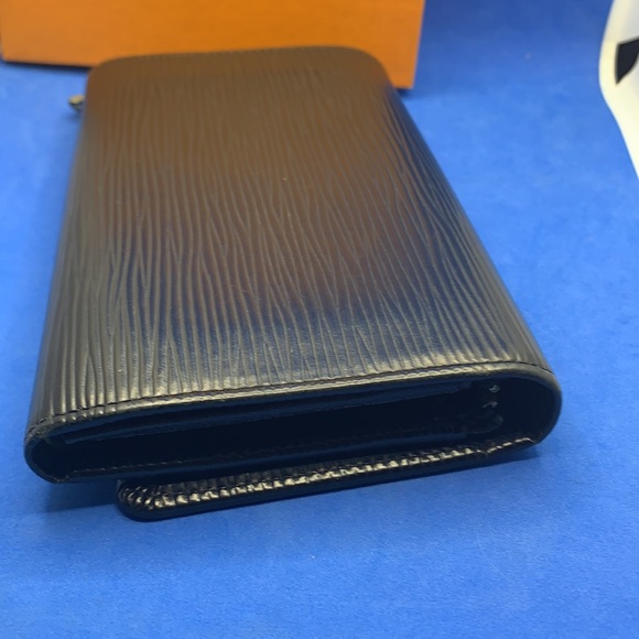 Louis Vuitton Epi vintage Tresor wallet serial # M10050 - Picture 6 of 10